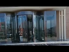 Автоматическая вращающаяся дверь с двигателем для плавного и удобного входа